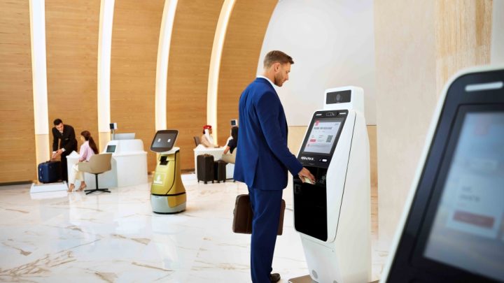 Emirates otevřela v Dubaji nový „City Check-In and Travel Store“ s prvním robotickým asistentem pro odbavení na světě