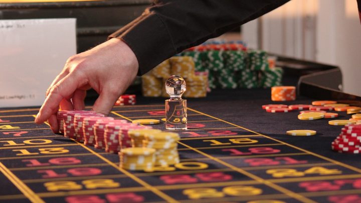 Rabona a další kasina lákají na živé hry s dealerem. Co na nich hráči vidí?